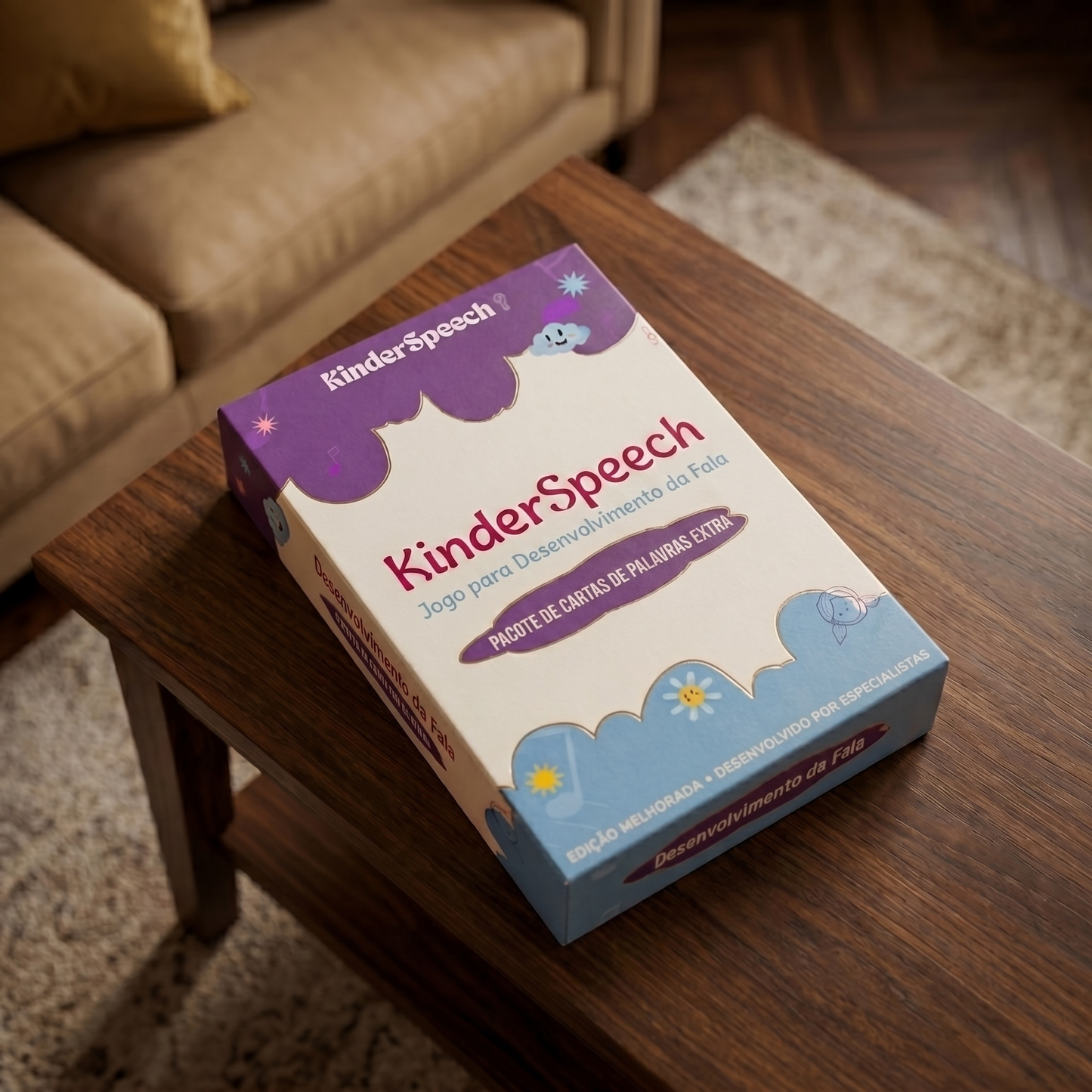 Caixa do jogo educativo KinderSpeech "Jogo para Desenvolvimento da Fala" pousada sobre uma mesa de madeira, destacando o pacote de cartas de palavras extra.